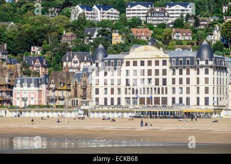Frankreich, Calvados, Pays d ' Auge, Trouville Sur Mer, Trouville Palast direkt am Meer, entlang der Promenade des Planches Stockfoto