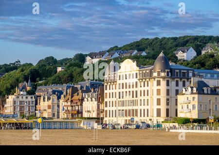 Frankreich, Calvados, Pays d ' Auge, Trouville Sur Mer, Trouville Palast direkt am Meer, entlang der Promenade des Planches Stockfoto