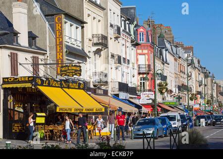 Frankreich, Calvados, Trouville Sur Mer, Hafen, Geschäfte und Restaurants am Boulevard Fernand Moureaux Stockfoto