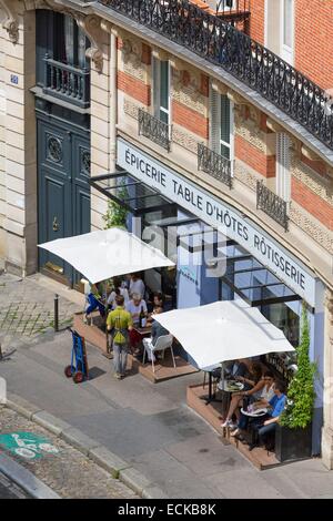 Frankreich, Paris, Blick auf die Stadt von den Höhen des Montmartre, rue Lepic, Jeanne B Restaurant und seine Terrasse auf dem Bürgersteig Stockfoto