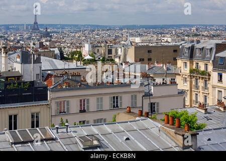 Frankreich, Paris, Blick auf die Stadt von den Höhen des Montmartre, den Eiffelturm im Hintergrund Stockfoto