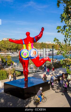 Frankreich, Paris, Bereich Weltkulturerbe von der UNESCO, die neue Berges, dem Quai d ' Orsay schwimmenden Gärten und eine Statue von Niki de Saint Phalle (Nana Danseuse (Rouge d ' Orient - Bloum) Û 1995) Stockfoto