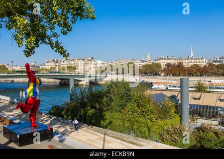 Frankreich, Paris, Bereich Weltkulturerbe von der UNESCO, die neue Berges, dem Quai d ' Orsay schwimmenden Gärten und eine Statue von Niki de Saint Phalle (Nana Danseuse (Rouge d ' Orient - Bloum) Û 1995) Stockfoto