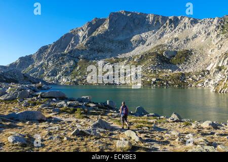 Frankreich, Haute-Corse, Wandern auf dem GR 20, Variante des Beines zwischen Prati Zuflucht und E Capannelle Zuflucht über Monte Renoso (Monte Rinosu oder Renosu), See Bastani (Alt: 2092m) am Fuße des Monte Renoso (Alt: 2352m) Stockfoto