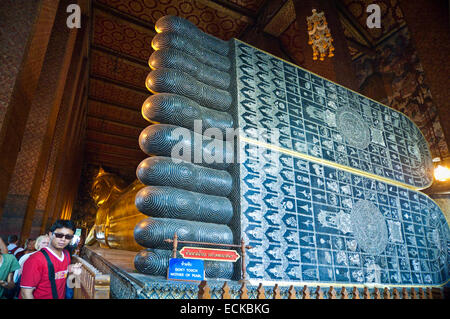 Horizontale Ansicht von Phra Buddhasaiyas, der liegende Buddha im Wat Pho in Bangkok. Stockfoto