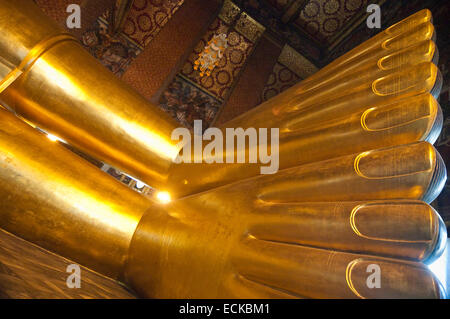 Horizontale Nahaufnahme von den riesigen Füßen am Phra Buddhasaiyas, der liegende Buddha im Wat Pho in Bangkok. Stockfoto