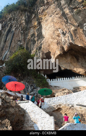 Vertikale Ansicht von westlichen Touristen Pak Ou oder Tam Ting Höhlen an einem sonnigen Tag. Stockfoto