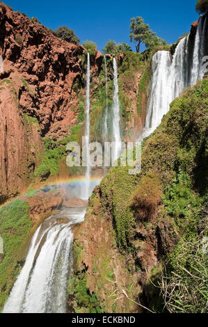 Vertikale Blick auf Wasser überschwappen Kaskaden d'Ouzoud an einem sonnigen Tag. Stockfoto