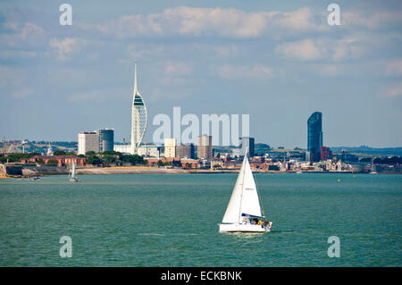 Horizontale Ansicht des Spinnaker Tower in Portsmouth. Stockfoto