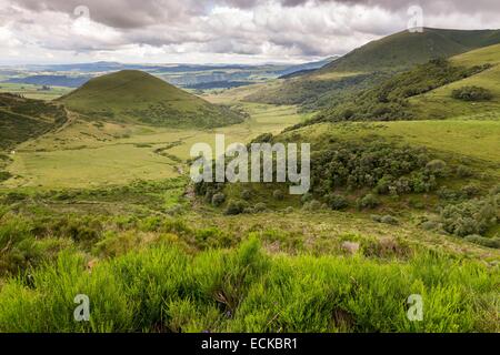 Frankreich, Puy de Dome, Parc Naturel Regional des Vulkane d ' Auvergne (regionaler Naturpark der Vulkane der Auvergne), Chambon Sur Lac, gesehen durch den Pass überqueren Saint Robert, Plateau von Durbisse Stockfoto