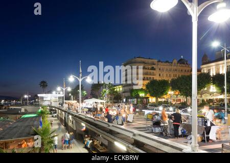 Frankreich, Var, Saint Raphael, Strand Veillat, saisonale Nachtmarkt auf der Promenade des Bains Stockfoto