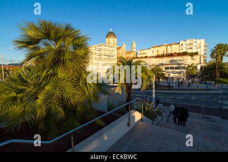 Frankreich, Var, Saint Raphael, Treppe mit dem Garten Bonaparte nahe dem alten Hafen, an der Unterseite der Basilika Notre-Dame der Victoire Stockfoto