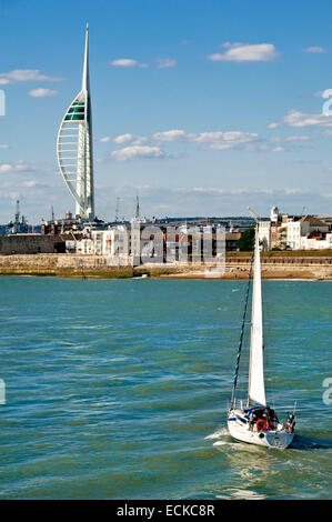 Vertikale Ansicht einer Yacht und der Spinnaker Tower in Portsmouth. Stockfoto