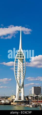 Vertikale Ansicht (2 Bild Heftung) des Spinnaker Tower in Portsmouth. Stockfoto