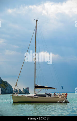 Vertikale Ansicht einer Yacht verankert in der Nähe der Nadeln auf der Isle Of Wight. Stockfoto