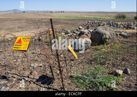 Warnzeichen mit "Gefahr Minen" geschrieben steht auf einem Minenfeld auf den Golan-Höhen in Israel Stockfoto