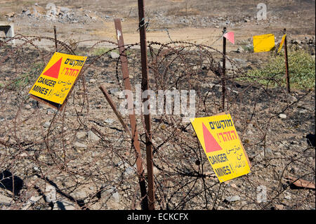 Warnzeichen mit "Gefahr Minen" geschrieben steht auf einem Minenfeld auf den Golan-Höhen in Israel Stockfoto