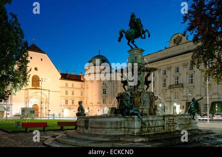 Österreich, Tirol, Innsbruck, Leopold Brunnen (Leopoldsbrunnen), Darstellung des Erzherzogs LΘopold V Fürsten von Tirol von 1618 bis 1632 vor der Hofburg und Hofkirche Stockfoto