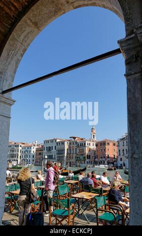 Italien, Venetien, Venedig, Weltkulturerbe der UNESCO, San Polo Bezirk, Terrasse in der Nähe der Mercati di Rialto (Rialto-Markt) Stockfoto