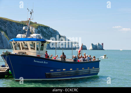 Horizontale Ansicht von einem Ausflugsboot in die Nadeln auf der Isle Of Wight. Stockfoto