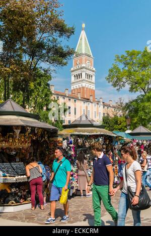 Italien, Venetien, Venedig, als Weltkulturerbe von UNESCO, Campanile und Souvenir-Shops, Giardini Reali, San Marco Viertel Stockfoto