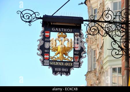 Österreich, Tirol, Innsbruck, Herzog-Friedrich-Straße in der Altstadt, Zeichen für das älteste Gasthaus der Stadt, Goldener Adler Stockfoto