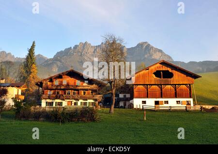 Österreich, Tirol, Going bin Wilder Kaiser, Alpine Landschaft und Cottage vor den Wilden Kaiser-Bergen Stockfoto