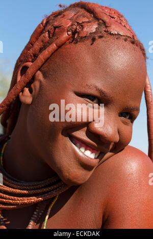 Namibia, Kunene Region, Kaokoland, Himba-Dorf in der Nähe von Opuwo, junge Himba-Frau Stockfoto