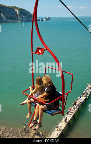 Vertikale Ansicht von Menschen auf dem Sessellift auf die Nadeln auf der Isle Of Wight. Stockfoto