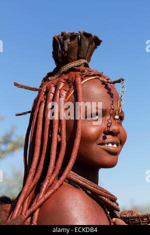 Namibia, Kunene Region, Kaokoland, Himba-Dorf in der Nähe von Opuwo, junge Himba-Frau Stockfoto