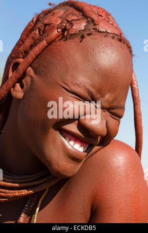 Namibia, Kunene Region, Kaokoland, Himba-Dorf in der Nähe von Opuwo, junge Himba-Frau Stockfoto