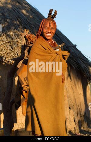 Namibia, Kunene Region, Kaokoland, Himba-Dorf in der Nähe von Opuwo, Himba Frau vor einer Hütte Stockfoto