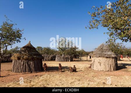 Namibia, Kunene Region, Kaokoland, Himba-Dorf in der Nähe von Kamanjab, Himba Kinder vor einer Hütte Stockfoto