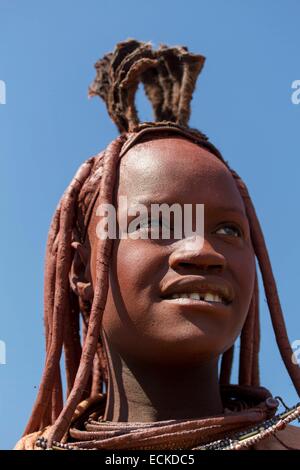 Namibia, Kunene Region, Kaokoland, Himba-Dorf in der Nähe von Opuwo, junge Himba-Frau Stockfoto