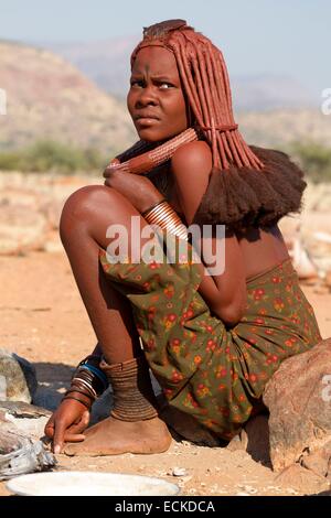 Namibia, Kunene Region, Kaokoland, Himba-Dorf in der Nähe von Epupa, junge Himba-Frau Stockfoto