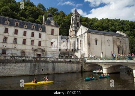 Frankreich, Dordogne, Brantome, Benediktiner Abtei von Saint-Pierre de Brantome, Kanu fahren auf den Kanälen von Brant⌠me Stockfoto