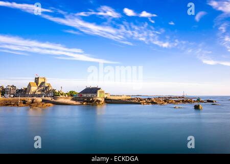 Manche, Cotentin, Frankreich, Barfleur, mit der Bezeichnung Les Plus Beaux Dörfer de France (The Most Beautiful Dörfer Frankreichs), Saint-Nicolas-Kirche, gebaut vom 17. Jahrhundert bis 19. Jahrhundert Stockfoto