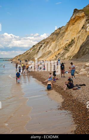 Vertikale Ansicht von Touristen am Strand und im Meer in Alum Bay auf der Isle Of Wight. Stockfoto