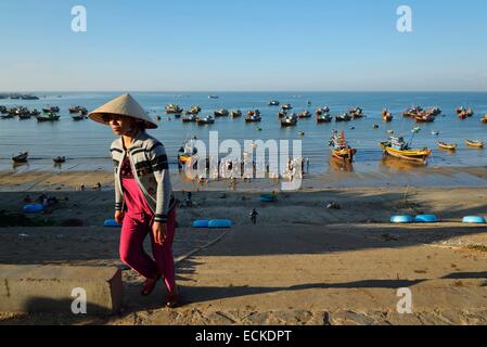 Vietnam, Provinz Binh Thuan, Mui Ne, Fischer Wifes Rast vor Fischereihafen Stockfoto