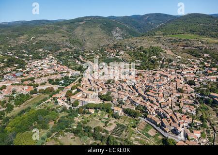 Frankreich Aude, Caunes Minervois, das Dorf vor den Montagne Noire-Hügeln (Luftbild) Stockfoto