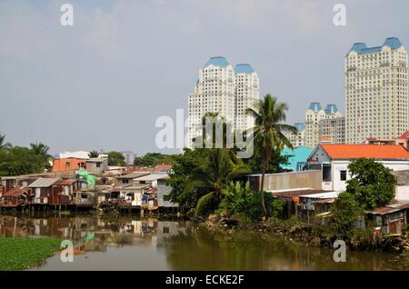 Vietnam, Ho-Chi-Minh-Stadt, alte und neue Häuser entlang des Saigon-Flusses Stockfoto