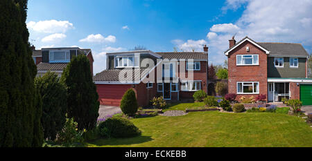 Horizontale außen eine typische 80er Jahre freistehendes Haus in der Sonne. Stockfoto