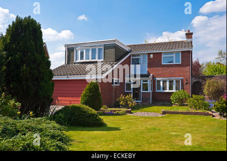 Horizontale außen eine typische 80er Jahre freistehendes Haus in der Sonne. Stockfoto