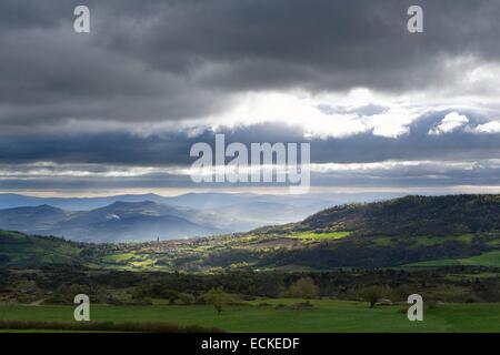 Frankreich, Puy-de-Dome, Livradois Reittiere von Parc Naturel Regional des Vulkane d ' Auvergne (natürlichen regionalen Park der Vulkane d ' Auvergne), Dorf von Saint-Sandoux gesehen Stockfoto