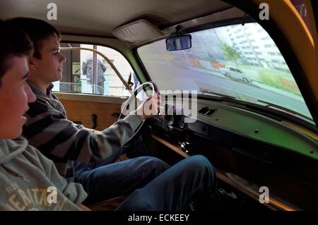 Deutschland, Berlin, DDR Museum, ein Museum öffnete im Jahr 2006 auf den Alltag der DDR, Jugendliche fahren praktisch einen Trabant erinnern Stockfoto