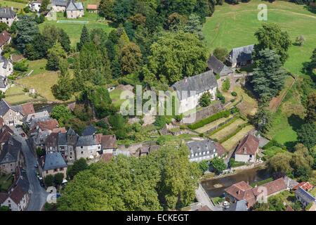 Frankreich, Correze, Segur-le-Chateau, gekennzeichnet Les Plus Beaux Dörfer de France (The Most Beautiful Dörfer Frankreichs), die Burg (Luftbild) Stockfoto