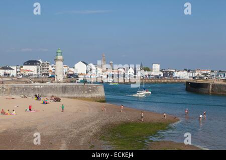 Frankreich, Vendee, Saint Gilles Croix de Vie, Strand am Fuße des kleinen Turms namens Josephine Tour Stockfoto