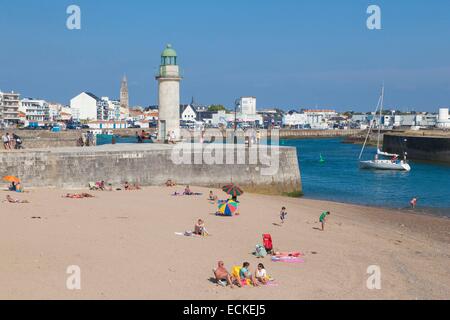 Frankreich, Vendee, Saint Gilles Croix de Vie, Strand am Fuße des kleinen Turms namens Josephine Tour Stockfoto