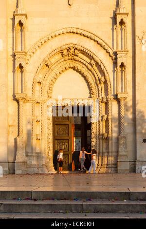 Kroatien, Dalmatien, Dalmatien, Sibenik, Sankt Jakobus-Kathedrale, die Mädchen, nach einer religiösen Zeremonie auf den Stufen der Kathedrale bei Sonnenuntergang auf der UNESCO-Weltkulturerbe aufgeführt Stockfoto