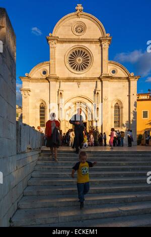 Kroatien, Dalmatien, Dalmatien, Sibenik, Sankt Jakobus-Kathedrale aufgeführt auf der UNESCO-Weltkulturerbe, religiöse Hochzeit auf den Stufen der Kathedrale bei Sonnenuntergang Stockfoto